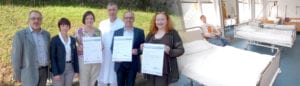 Zertifikatsübergabe nach erfolgreich durchgeführter DIN EN ISO 9001:2015 Re-Zertifizierung und AZAV Re-Zulassung bei der Krankenpflegeschule der Hospital zum Heiligen Geist gemeinnützige GmbH
